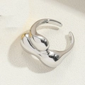 Anello aperto a doppio strato placcato argento con finitura metallica liscia e irregolare - Stile a croce ovale / Argento