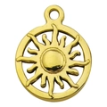 Antikgoldener Sonnenanhänger in hohlrundem Design auf schlichtem weißem Hintergrund - Runde Sonne