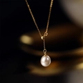 Collier chic en Y doré orné d'une perle d'eau douce blanche en forme de grain de riz lumineuse - Style Or