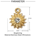 Detailansicht des 11mm Edelstahl-Sonnenanhängers in Gold mit funkelndem Straßstein - Mini Sonnenstrahl Anhänger-VG861