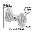 Dettaglio orecchini a lobo a fiocco argento con dimensioni di 0,8 cm per 1,3 cm - Fiocco a Quadretti / Color Acciaio