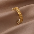 Macro di orecchino a clip dorato con zirconi gialli su morbido tessuto marrone - Aperto Regolabile / Oro Zirconia Gialla