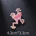 Broche grenouille dorée avec strass roses et yeux en cristal vert, taille 4,3x3,3cm - Grenouille en Strass Rose (XD9306)