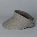 Détail d'un chapeau de soleil en raphia tressé gris foncé montrant texture et sangle - M (56-58cm) / Gris