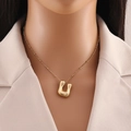 Dettaglio della collana in acciaio inossidabile placcato oro 18K con ciondolo lucido - Lettera U
