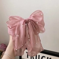 Pinza para el pelo con lazo de gasa rosa, perlas blancas y textura de organza ligera - Lazo de gran tamaño / Rosa