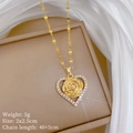 Gros plan du collier rose coeur doré avec zircon sur une boîte à bijoux beige - Cœur Rose Doré (M106)