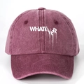 Cappellino da baseball in cotone bordeaux lavato con stampa Whatever bianca effetto liquido - Borgogna