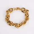 Primer plano de una pulsera de cadena gruesa de oro inoxidable con cierre de langosta - Pulsera / Dorado