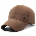 Klassieke donkerbruine baseballpet met textuurstof en een klein metalen logo op de zijkant - Verstelbaar / koffiekleur