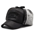 Herren Winter-Uschanka in Schwarz aus Kunstleder mit grauem Fleecefutter und NYC-Prägung - Einheitsgröße / Grau