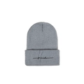 Détail du bonnet en maille grise montrant la texture fine et l'inscription Freedom - M (56-58cm) / Gris clair