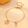 Bracciale da donna in acciaio inossidabile dorato con ciondoli a cuore e chiave - Bracciale con Chiave e Cuore in Zirconia Bianca Oro (I711)