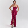 Elegante abito lungo magenta con spalline sottili, bordi a balze e spacco alto sulla gamba - S / Borgogna