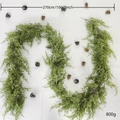 Dettaglio ghirlanda natalizia artificiale verde da 270cm con pigne su sfondo bianco pulito - Ghirlanda di Cipresso Realistica da 2.7M (200 Teste)