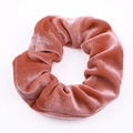 Chouchou élastique en velours rose poudré avec une texture douce en peluche - Rose Poudré