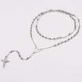 Detailweergave van zilveren rozenkrans ketting met hartschakel en een kruisbeeld hanger - 70cm / Staalkleur