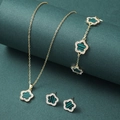 Dettaglio di parure dorata con fiori in malachite verde e pavé di piccoli cristalli - Stile Fiore a Cinque Petali Verde con Base Dorata (XL-L-77)