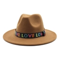 Détail du chapeau fedora marron en laine avec ruban noir et broderie LOVE colorée - Café Clair