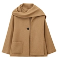 Dettaglio della giacca corta in misto lana cammello con sciarpa e tasche applicate - XS / Cachi