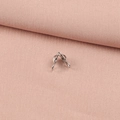 Dettaglio di un coprinodo in metallo argento per creazione gioielli su sfondo di tessuto rosa - Colore Acciaio Stile 2 Sopra-Sotto (4mm)
