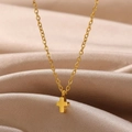 Collier minimaliste avec pendentif croix dorée sur satin champagne, bijou élégant pour femme - Style Croix