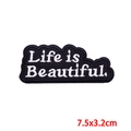 Parche bordado negro Life is Beautiful con texto blanco para moda DIY de los 90 - La vida es bella