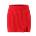 Détail de la mini-jupe en maille côtelée rouge avec fente latérale et taille élastique - S / Skirts / Rouge