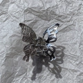 Primer plano de la pinza para el pelo de mariposa en metal líquido con pedrería fina - N.º 5 Mariposa 3D con Mitad de Diamantes (Plata)