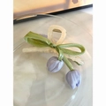 Details einer cremefarbenen Haarklammer mit lila Stofftulpen und grüner Schleife - Lila/Grün/Weiß (Stil 1)