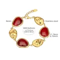 Dettaglio di intarsi in resina rossa su bracciale in acciaio inossidabile dorato 18K - Rosso Vino (E381-Resina Rossa)