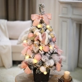 Schicker 40cm rosa Weihnachtsbaum mit Samtschleifen, Engelspuppe und LED-Lichterkette - 60cm Rosa Engel Feder Baum (Mit Lichter)