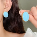 Boucles d'oreilles vintage en or avec pierres ovales bleues portées par un mannequin - 41# Boucles d'oreilles ovales émail bleu doré (aiguille en argent)