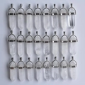 Detailweergave van 24 kristallen zeshoekige hangers met zilveren metalen sluitingen - Bergkristal