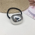 Minimalistisches schwarzes elastisches Haargummi mit poliertem silbernem Kieselanhänger - Silber