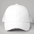 Detail der weißen Basecap im Distressed-Look mit Netzrücken und Vintage-Risskanten - Einheitsgröße / Weiß