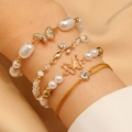 Vierteiliges Armband-Set in Gold und Weiß mit Perlen und Schmetterlingsanhängern am Handgelenk - Goldschmetterling Nachahmung Perle Set (9291)