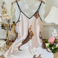 Camisón de satén con estampado de leopardo, tirantes finos y escote en V profundo - S / Leopardo Champán