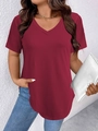Dettaglio della maglietta bordeaux con scollo a V e bordo arrotondato in maglia - Taglia S / Top / Borgogna