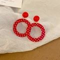 Orecchini vintage in resina rossa a pois bianchi con dettagli dorati su sfondo artistico - 1# Orecchini Tondi Rossi a Pois Bianchi (Silver Earring Post)