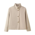 Dettaglio cappotto corto in lana beige con collo alto e bottoni in finta tartaruga - S / Bianco latte