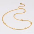 Dettaglio della collana a serpente dorata con fiori di margherita e chiusura a moschettone - Collana Oro