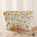 Dettaglio del beauty case in velluto a coste floreale con motivi blu e arancioni - Beige Blu Arancio Geometrico (AC51234)