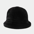 Détail de la texture pelucheuse noire douce et du bord rond de ce chapeau d'hiver - M (56-58cm) / Bob / Noir