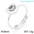 Anello aperto regolabile a forma di cuore in argento dal design minimalista a fascia - US 7 / Acciaio Con Mani Che Tengono Il Motivo Del Cuore
