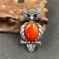 Spilla civetta vintage in argento con gemma arancione su base di legno materico - Agata rossa