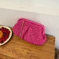 Handgewebte Clutch in leuchtendem Pink aus Stroh mit goldener Kette im Cloud-Design - Rosenrosa