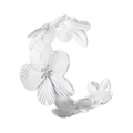 Dettaglio del bracciale a fascia con fiori argentati, trama spazzolata e design aperto - Design Floreale (VL541) / Argento