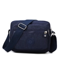 Borsa a tracolla impermeabile in nylon blu scuro con tracolla larga e logo sport - Blu