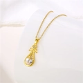 Dettaglio della collana pipa placcata in oro 18K con zircone a forma di goccia incastonato - Oro